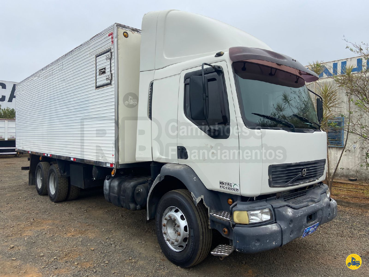 CAMINHAO VOLVO VOLVO VM23 240 Baú Frigorífico Truck 6x2 RB Caminhões & Financiamentos ARAGUARI MINAS GERAIS MG